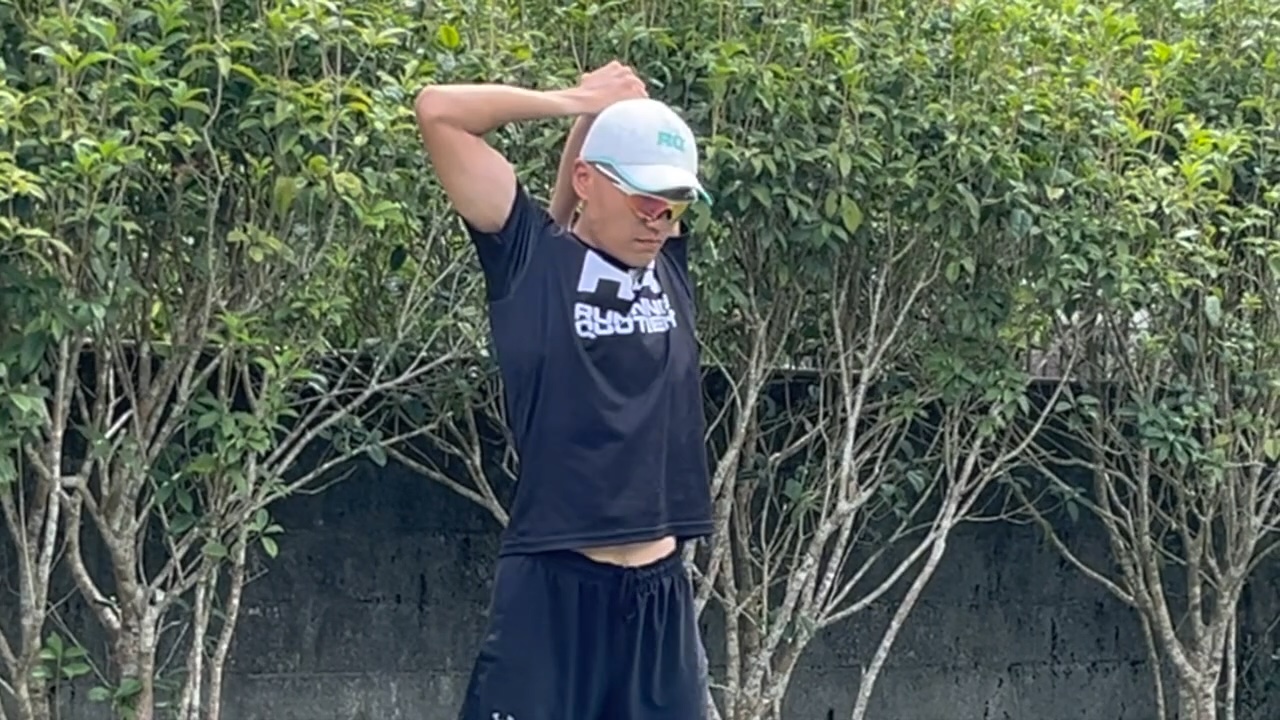 闊背肌伸展-抬手壓肘